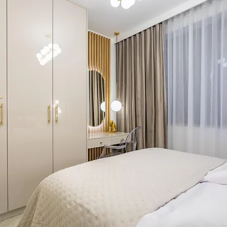 Invest - Z Prywatnym Jacuzzi I Sauna- Obroncow Pokoju 5 * 斯克拉斯卡波伦巴